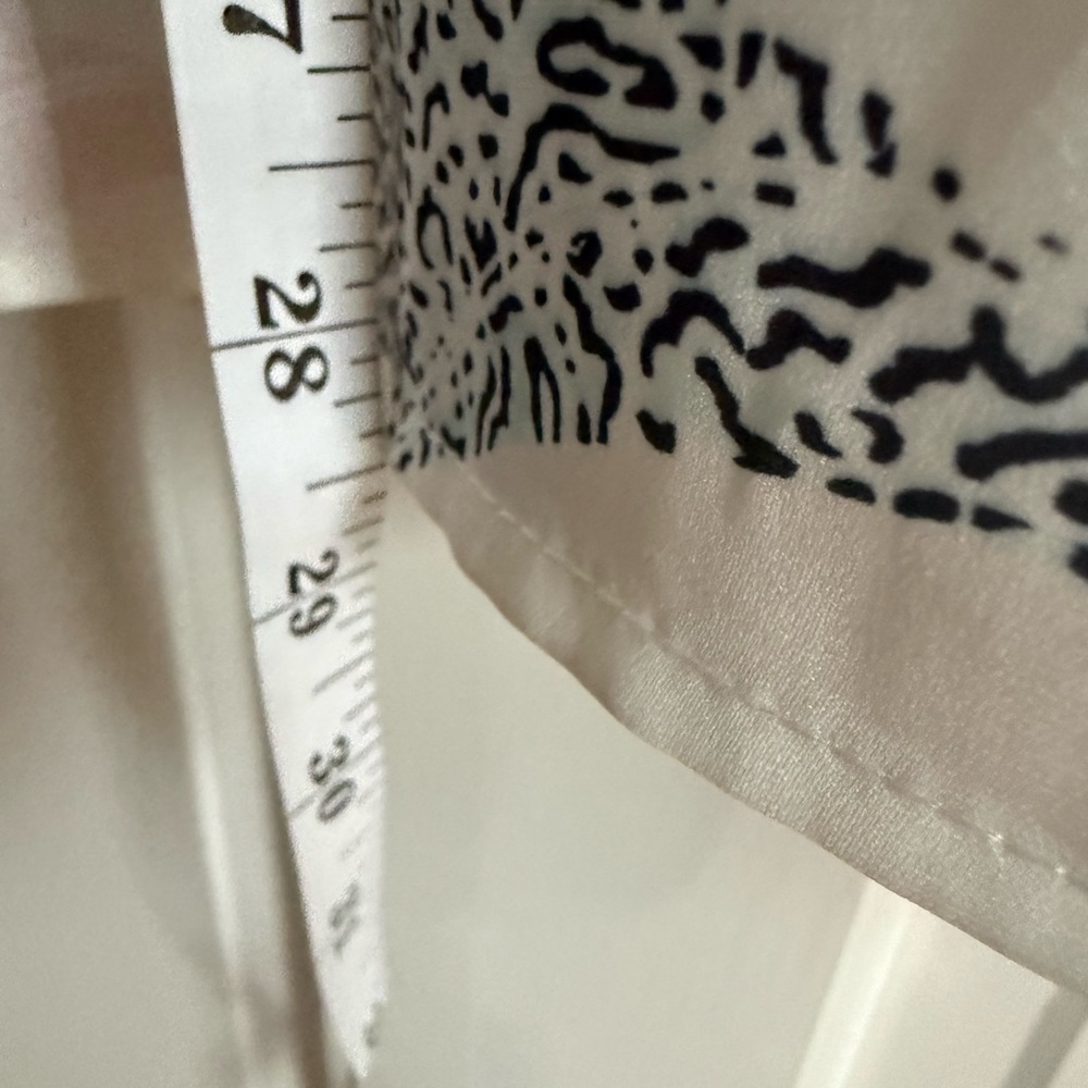 Boutique Women’s White Cowboy Hat Print Button-Down Shirt Medium - Picture 8 of 8